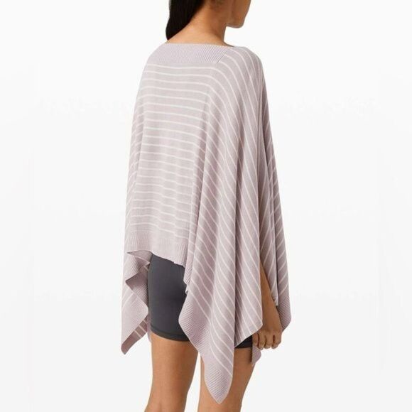 Lululemon Forward Flow Poncho in Iced Iris / Antique White - Picture 3 of 11